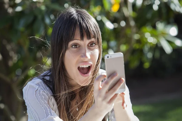 Sürpriz kadın ekran cep telefonu izlemek