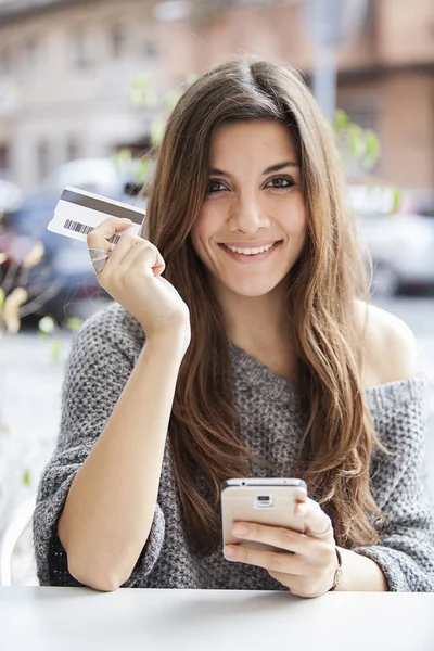 Mujer Bastante Joven Compras Línea Con Teléfono Inteligente Tarjeta Crédito — Foto de Stock
