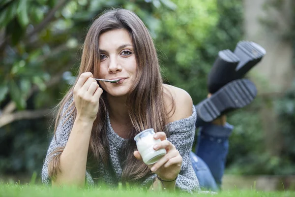 Closeup Krásná Žena Jíst Jogurt Venkovní — Stock fotografie