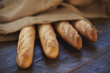 Ahşap arka plan üzerinde rustik ekmek. Doğal ışık