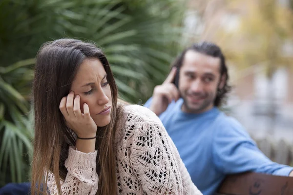 悲伤的妻子与冷漠的丈夫使用电话 关系问题概念 — 图库照片
