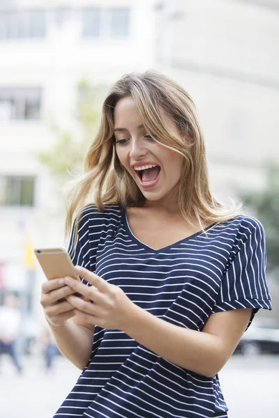 Mujer Joven Sorprendida Usando Teléfono Inteligente — Foto de Stock