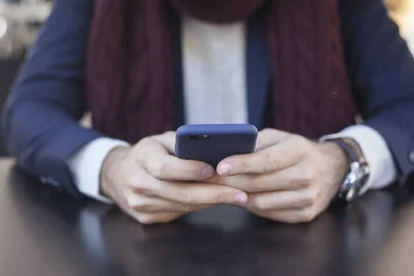 Mann Mit Smartphone Auf Händen — Stockfoto