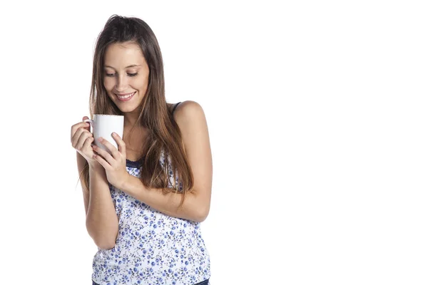 Mulher Sorridente Beber Café Isolado Sobre Fundo Branco — Fotografia de Stock