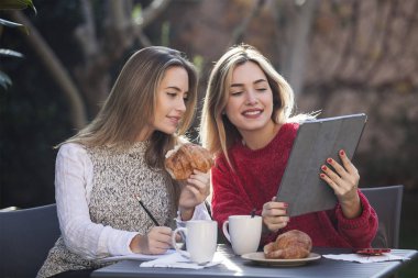 Kahvaltı ve tablet açık kullanma arkadaşlar