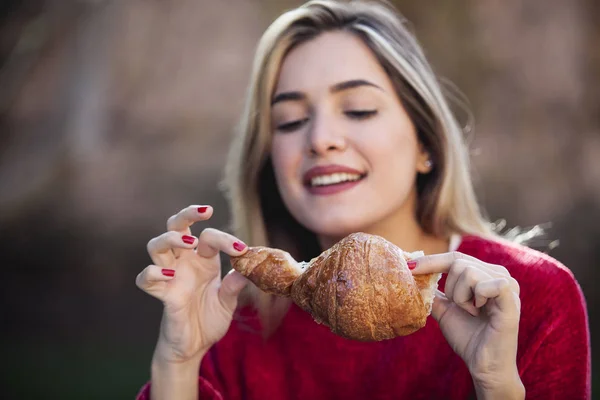 Wanita Tersenyum Makan Croissant Lezat Outdoor — Stok Foto
