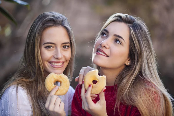 Couple Friends Eating Donuts Outdoors — Stock Photo, Image