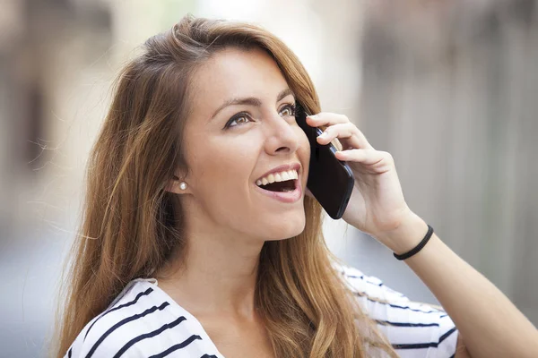 Молодая Счастливая Женщина Разговаривает Своим Другом Мобильному Телефону Открытом Воздухе — стоковое фото