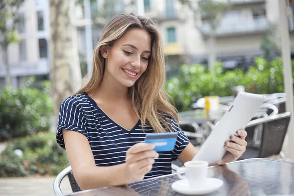 Mujer Compras Línea Sostiene Tarjeta Crédito Tableta Sentado Una Terraza —  Fotos de Stock