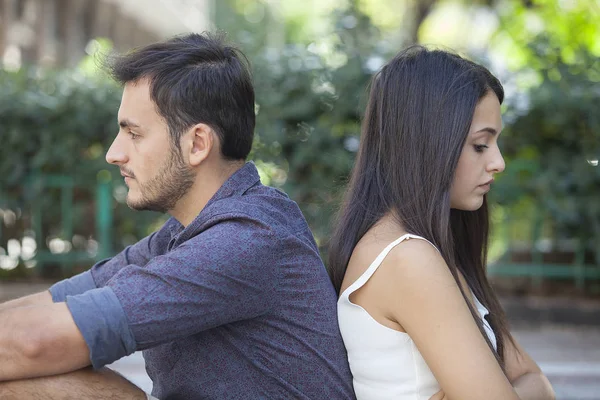 Triste Jovem Casal Sentado Banco Depois Uma Briga Conceito Separação — Fotografia de Stock