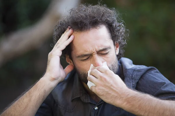 Ill Homem Pegar Resfriado Espirrar Com Papel Tissue Parque — Fotografia de Stock