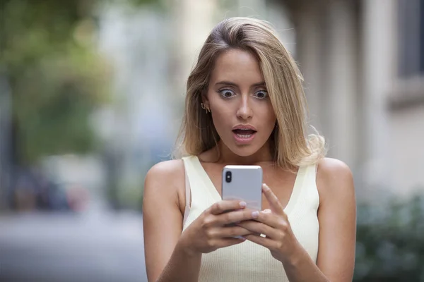 Mujer Sorprendida Comprobando Contenido Del Teléfono Inteligente — Foto de Stock