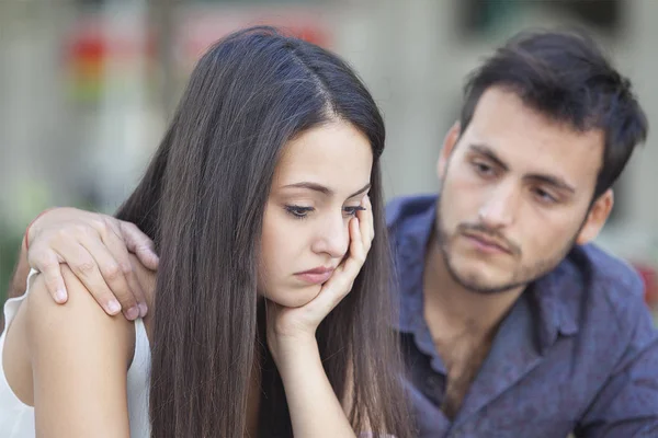 Depresyondaki bir kadın arkadaşını teselli eden bir adam. Ayrılma konsepti