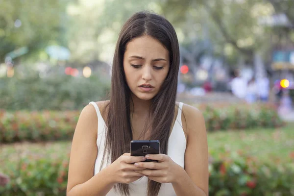 Triste Ragazza Che Legge Messaggio Telefonico Strada — Foto Stock