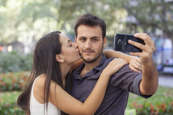 Happy Young Couple Kissing Posing Park Nature Taking Selfie Mobile — Stock Photo, Image