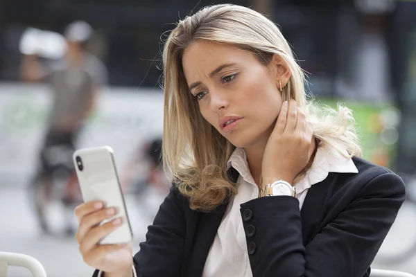 Mujer Negocios Siente Deprimido Uso Teléfono Inteligente Sentado Bar Terraza — Foto de Stock