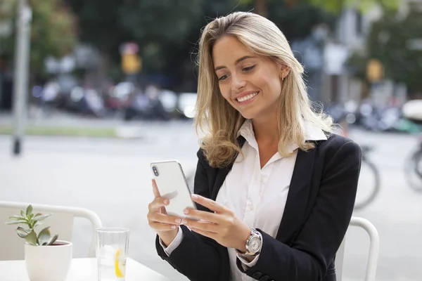 Smiling Young Business Woman Using Her Mobile Cell Phone Sitting — ストック写真