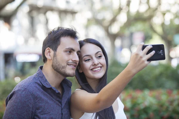 Una Pareja Feliz Divirtiéndose Tomando Una Selfie Con Fondo Urbano —  Fotos de Stock