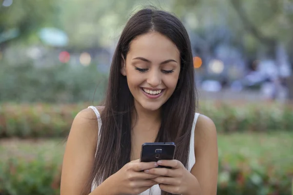 Mujer Usando Camisa Blanca Mensajes Texto Teléfono Sobre Fondo Urbano — Foto de Stock