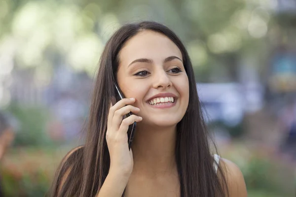 Retrato Uma Menina Sorridente Tendo Uma Conversa Telefônica Sobre Fundo — Fotografia de Stock
