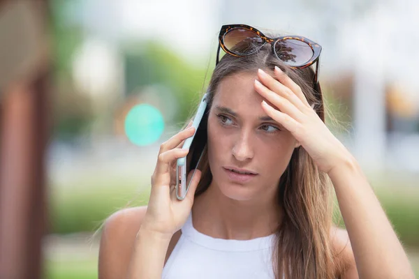 Крупный План Обеспокоенной Женщины Слышащей Плохие Новости Телефону — стоковое фото
