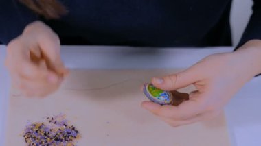 Tasarımcı el yapımı broş yapıyor