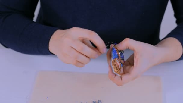 Design broche maken met de hand — Stockvideo