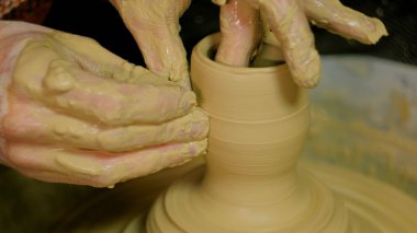 Profesyonel erkek çömlekçi atölyesinde seramik yapma
