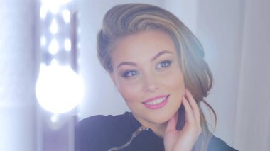 Onu aynada yansıması bakarak zarif saç modeli ile güzel kadın