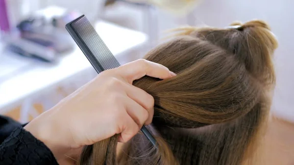 Peluquería profesional haciendo peinado para mujer bonita joven — Foto de Stock