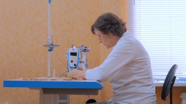 Профессиональный портной, модельер швейная одежда с швейной машинкой — стоковое видео