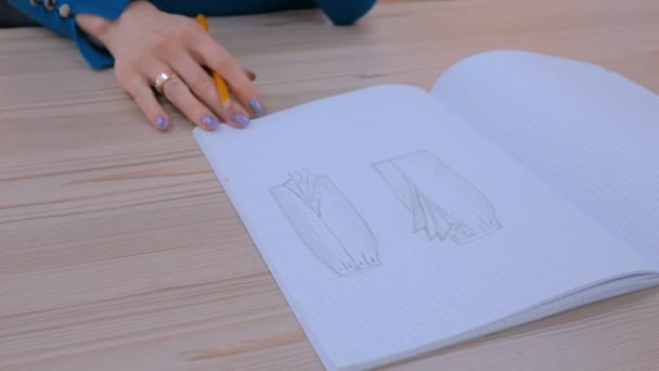 Diseñador de moda dibujo dibujo boceto — Vídeo de stock