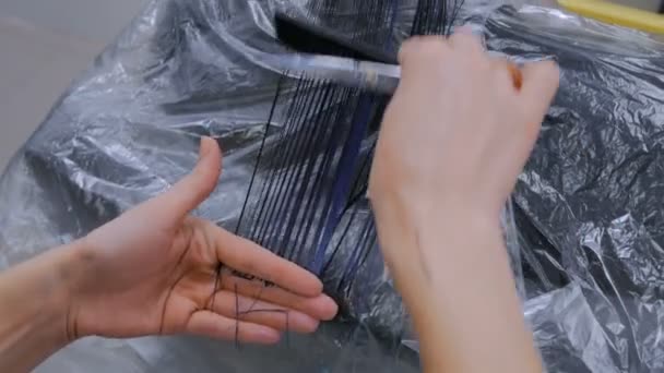 Парикмахер стрижет волосы клиентки — стоковое видео