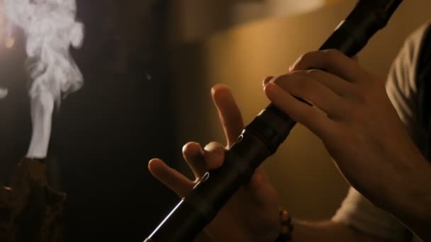 Чоловік грає на японській бамбуковій флейті - Шакучі — стокове відео