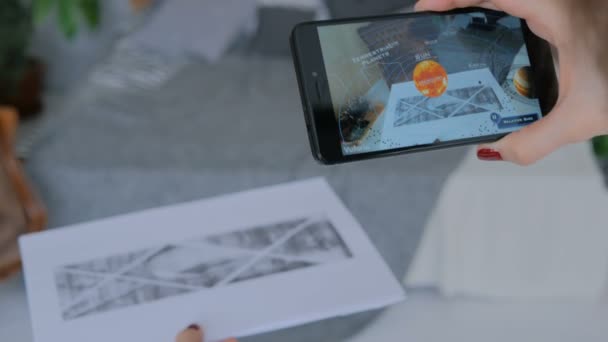 Frau nutzt Smartphone mit Augmented-Reality-App — Stockvideo