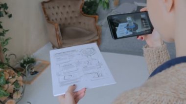 Artırılmış gerçeklik uygulaması olan akıllı telefon kullanan kadın