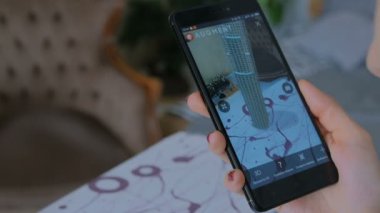 Artırılmış gerçeklik app ile Smartphone kullanarak ve sanal modeli yerleştirerek kadın