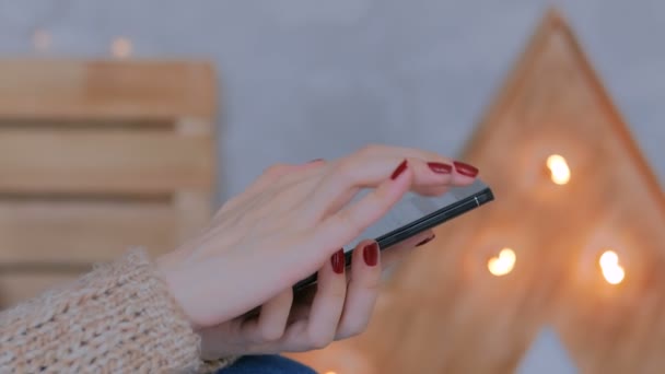 Жінка використовує вертикальний чорний смартфон вдома — стокове відео