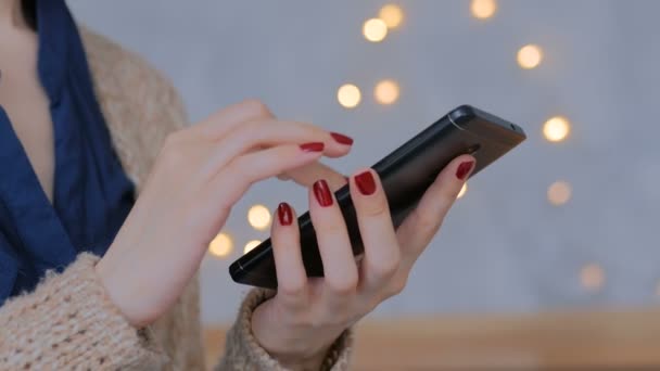Femme utilisant un smartphone noir vertical à la maison