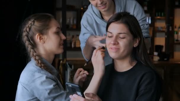 Maquillaje artista y peluquero trabajando con la mujer cliente — Vídeo de stock