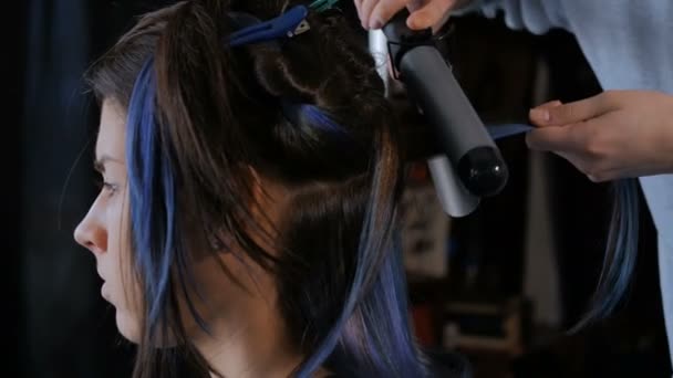 Professioneller Friseur macht Frisur für Frau - macht Locken — Stockvideo