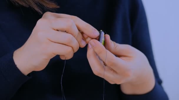 手工制作胸针的设计师 — 图库视频影像