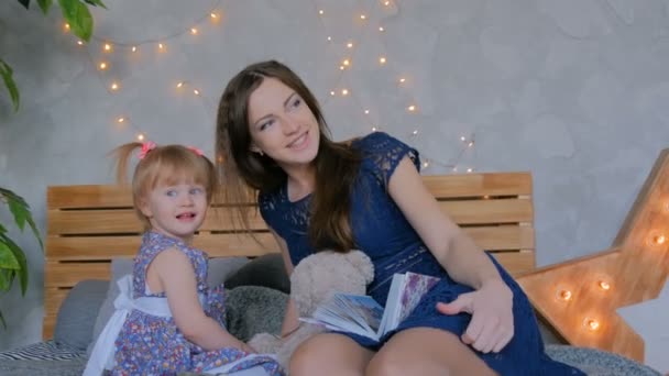 Portrait of funny little girl and her mother at home — Stock Video