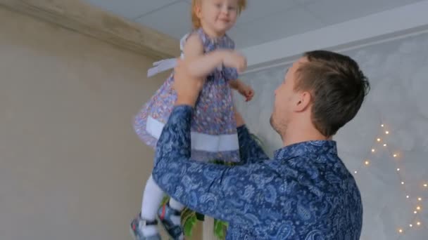 若い父親が彼の赤ん坊の娘を投げ — ストック動画