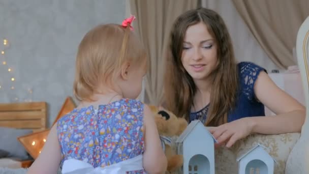 2 ショット。若い母親と彼女の赤ん坊の娘 togerher 自宅の再生 — ストック動画