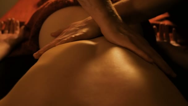 Masseur faisant massage du dos pour la cliente dans le centre de spa — Video