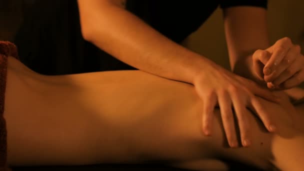 Masseur faisant massage du dos pour la cliente dans le centre de spa — Video