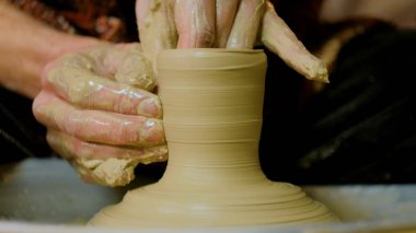 Atölyede çalışan profesyonel erkek çömlekçi.