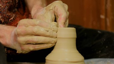 Profesyonel erkek çömlekçi atölyesinde seramik yapma