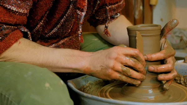 Alfarero profesional formando parte de la tetera con herramienta especial en taller de cerámica — Foto de Stock